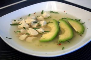 Hühnersuppe mit Avocado